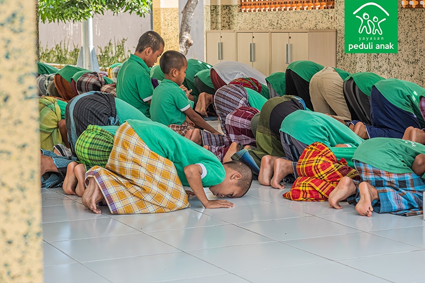 Nyamankan Masjid Untuk  Ibadah Anak  Yatim  Dhuafa