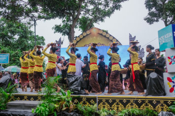 Bersinar di Festival Perang Ketupat